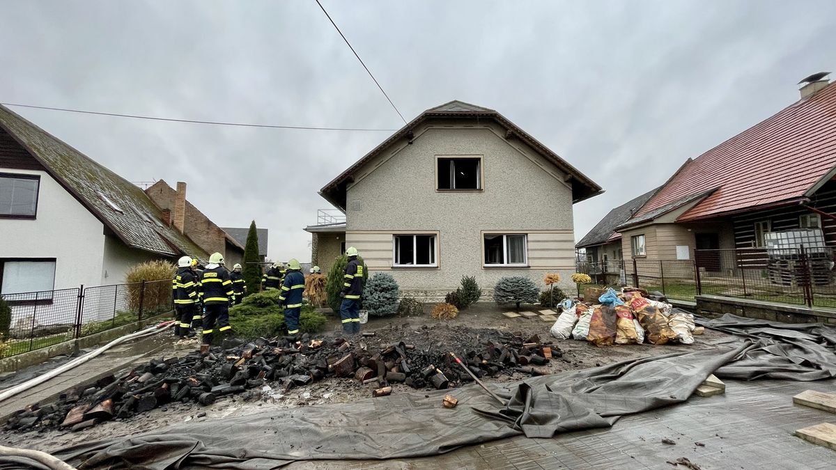 Při požáru sklepa v domě na Náchodsku zemřela žena
